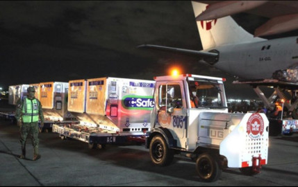 Llegan a México 1.2 millones vacunas de AstraZeneca prestadas por EU