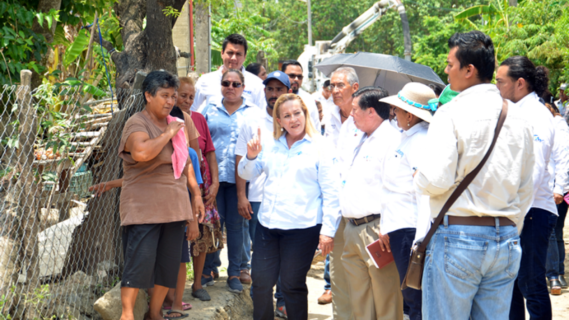 Supervisa alcaldesa trabajos de desazolve en registros del callejón Champayán
