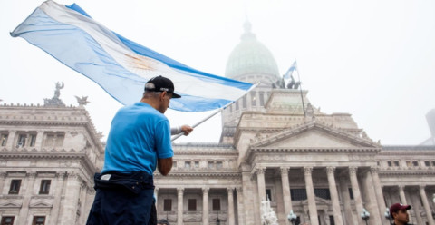 Pese a protestas, se aprueba en lo general Ley Bases en Atención