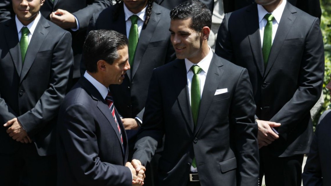 Políticos retiran fotos con Rafa Márquez y Julión Álvarez