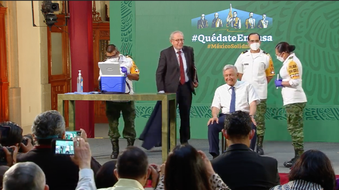 Recibe AMLO primera dosis de la vacuna AstraZeneca contra el COVID-19 en Palacio Nacional