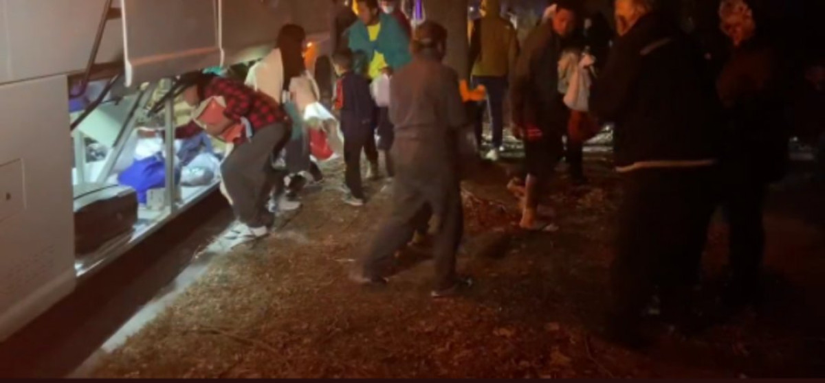 Migrantes pasan fría navidad afuera de residencia de Kamala Harris