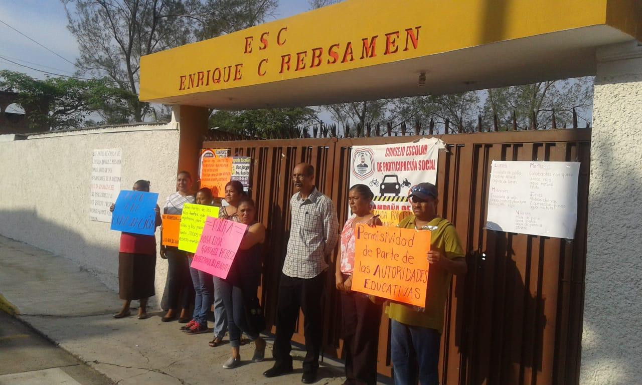 Padres de familia piden destitución de directora prepotente