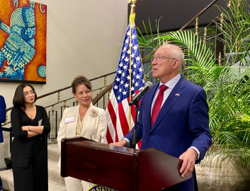 Ken Salazar da positivo a COVID-19