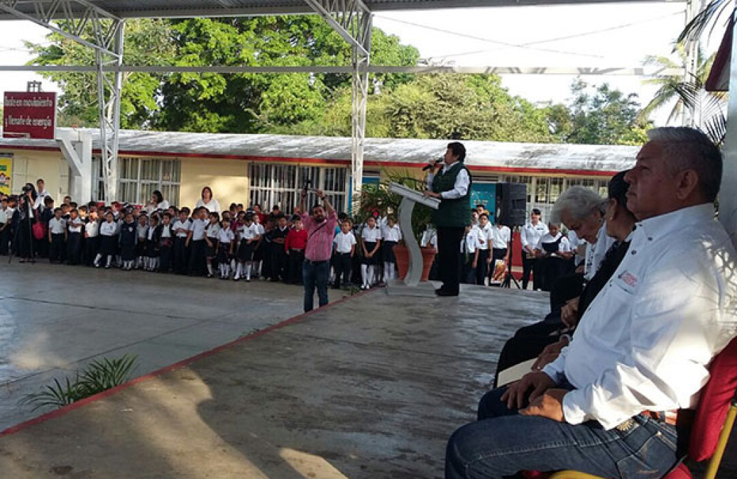 Educación, la llave de las puertas del éxito: Magdalena Peraza