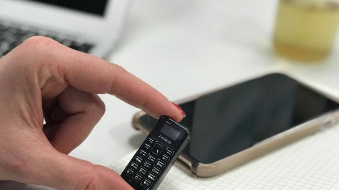 Así es el móvil más pequeño del mundo