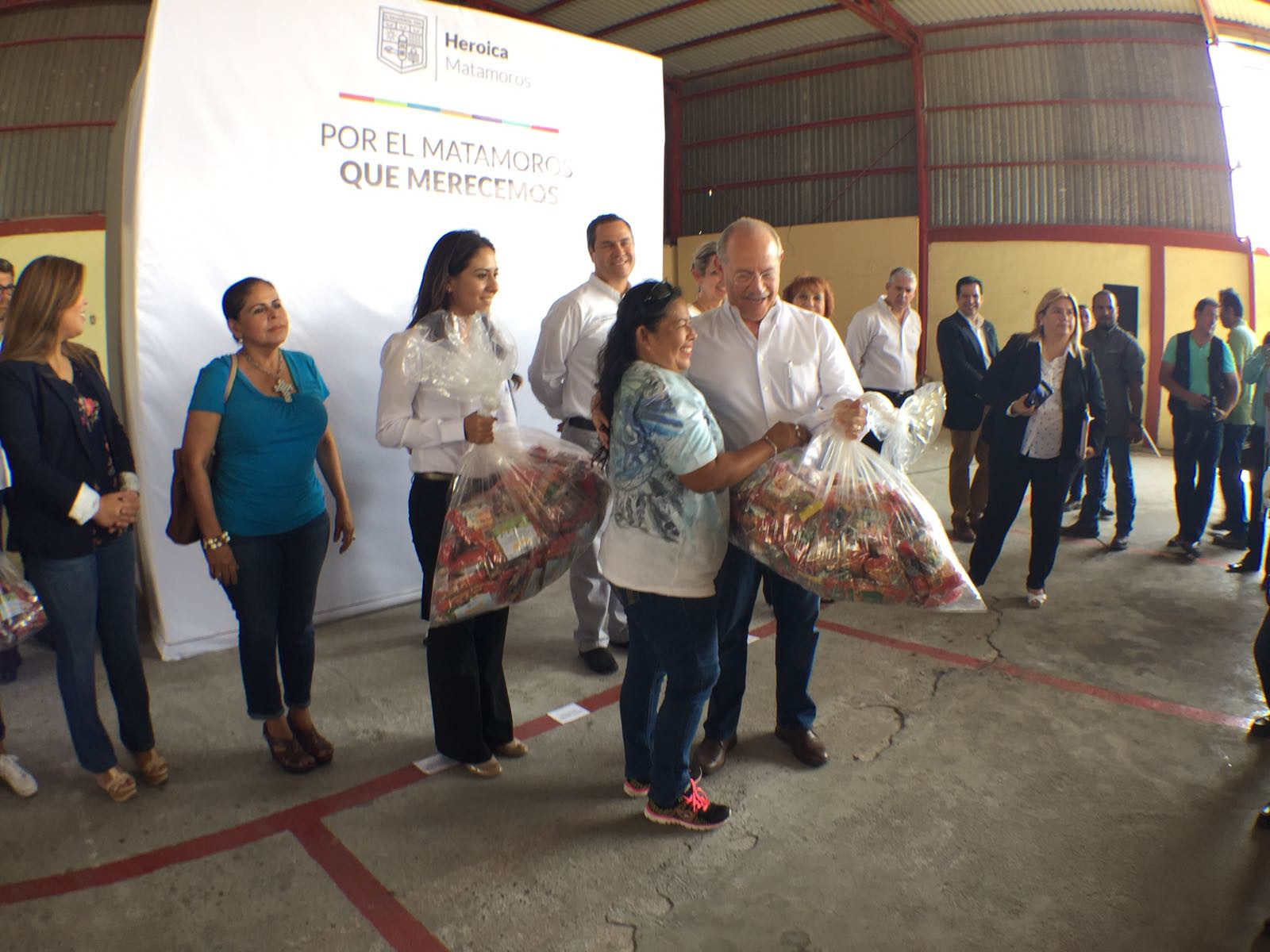 Alcalde realiza entrega de dulces a líderes de colonia 