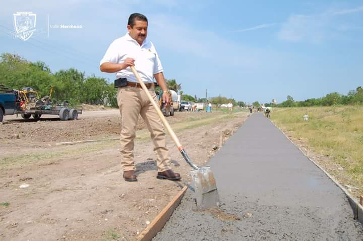 Alcalde supervisa construcción
