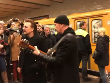 U2 cantando en el metro de Berlín