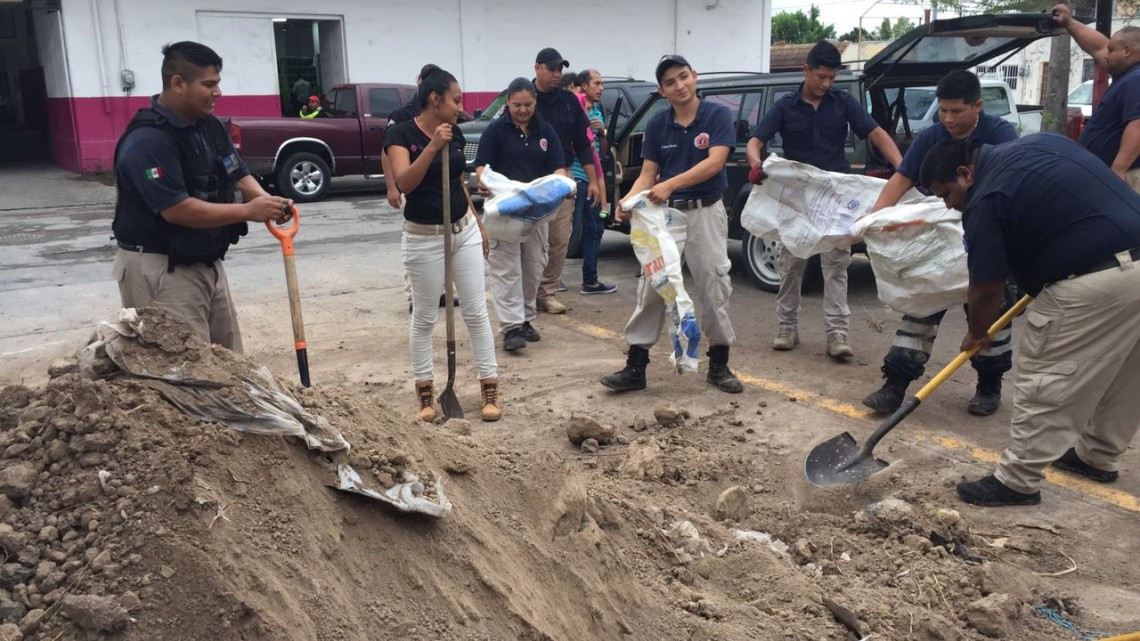 Bomberos reparten más 2 mil costales de arena