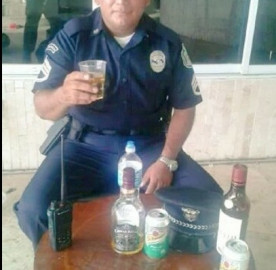 Policías armados son captados en puesto de micheladas en Ecatepec
