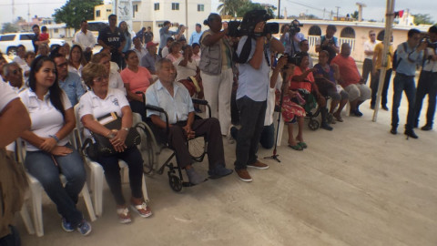 Entregan sillas de ruedas en las Flores