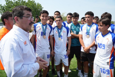 Recibe rector a los Correcaminos campeones de la Liga Premier