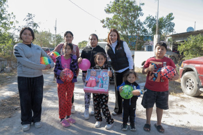 Lleva Alcalde Carlos Peña Ortiz la tradición de Reyes Magos con entrega de Roscas y juguetes