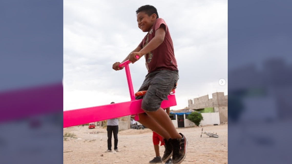 Convierten muro fronterizo en un parque de juegos