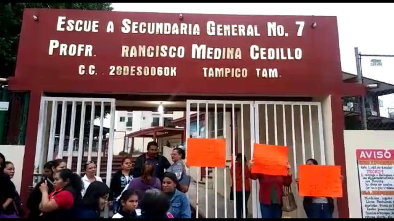 Padres de familia suspenden clases en secundaria No. 7