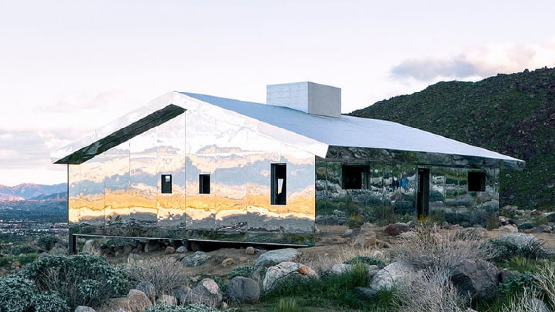 Crea artista casa de espejos en el desierto