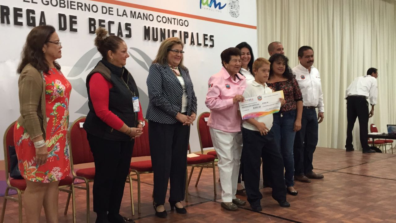 Eroga Tampico 120 mil pesos en 500 becas para alumnos destacados