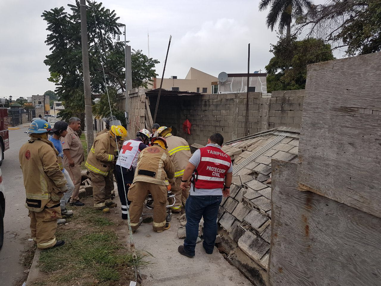 Cae barda y lesiona a un obrero de la construcción