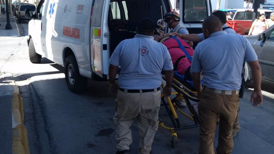 Adulto mayor se descalabra al caer de su propia altura