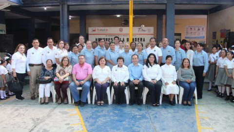 Anuncia alcaldesa construcción de techumbre en escuela