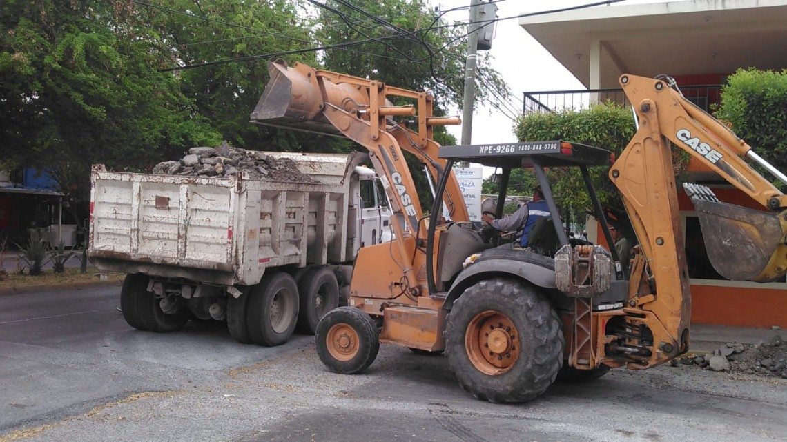 Tapan baches y retiran escombro cuadrillas municipales