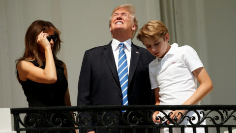 Trump mira eclipse sin protección