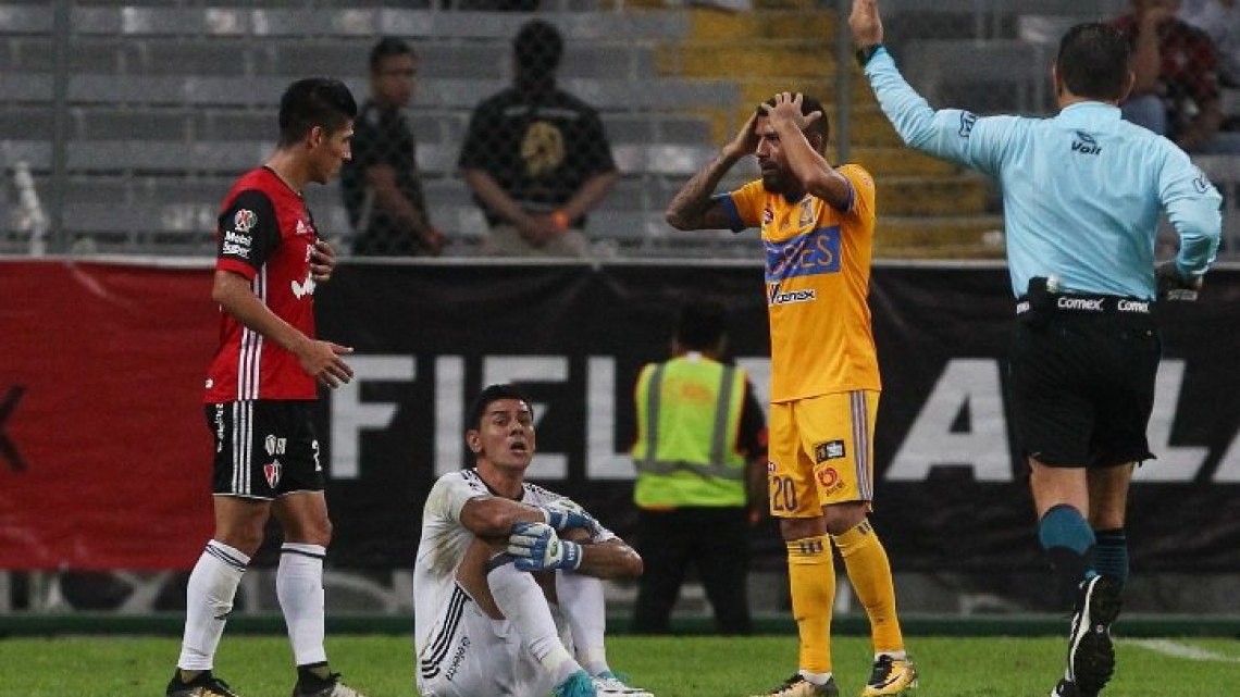 Terrible lesión de Óscar Ustari