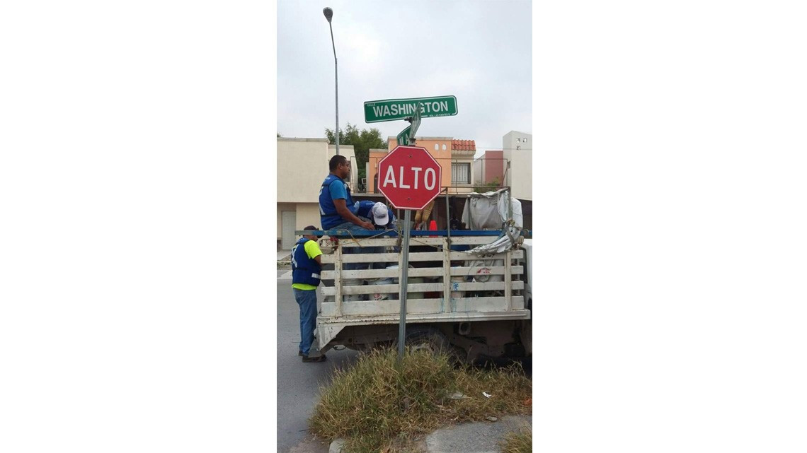 Servicios Primarios reemplazan lámina de señalamiento de alto