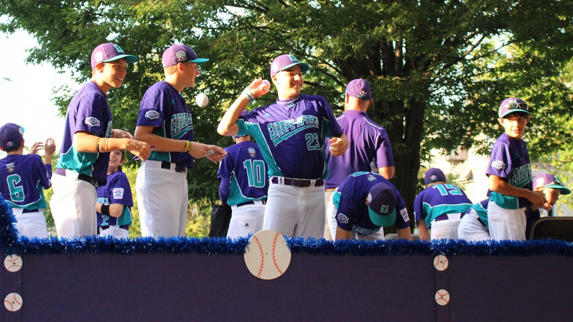 Equipos desfilan previo al arranque de la Serie Mundial LL