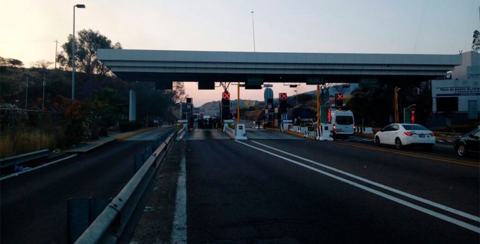 Cierran paso normalistas en caseta de Huitzo, Oaxaca 