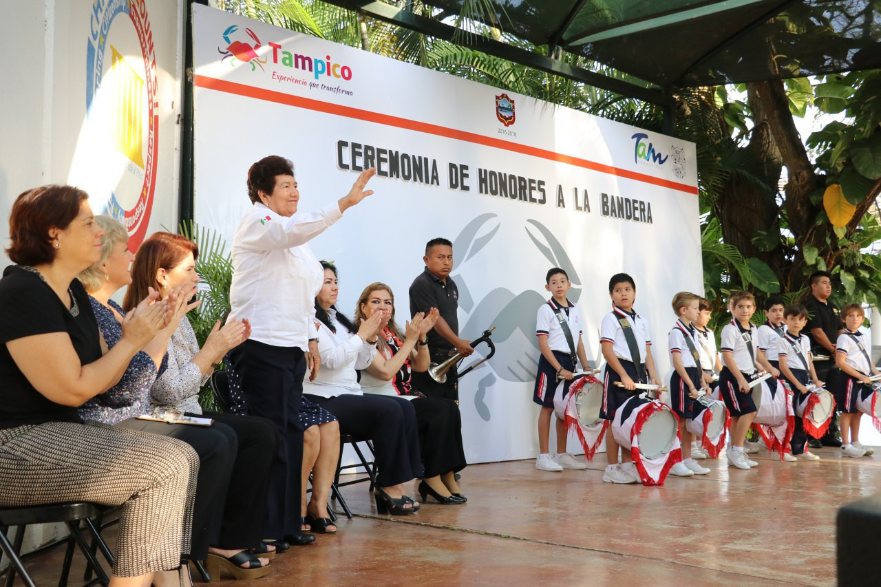 Encabeza Alcaldesa Honores a la Bandera en la escuela Americana