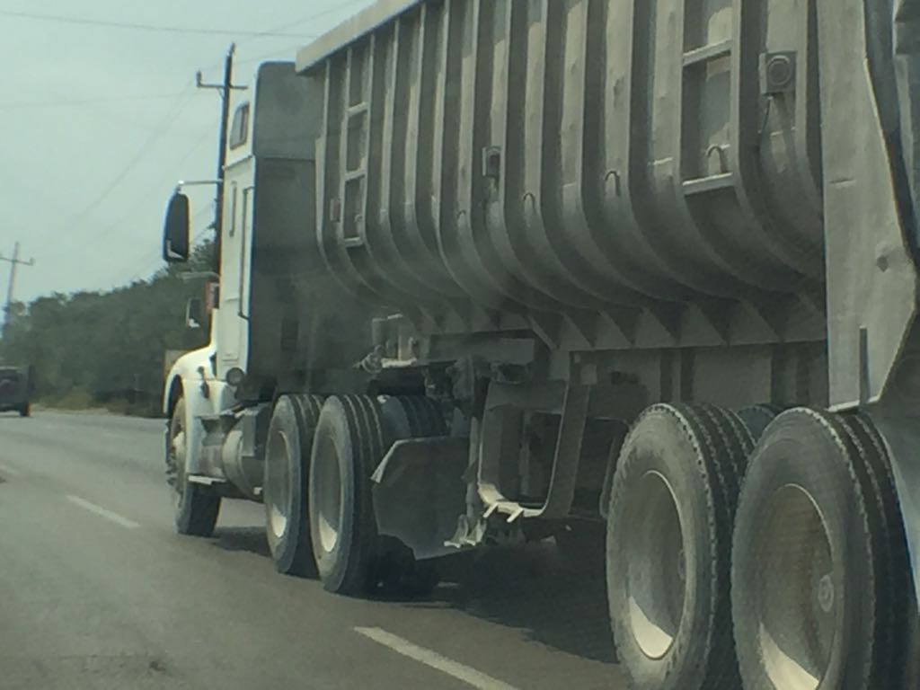 Analizan prohibir el paso a remolques de camiones al interior de colonias