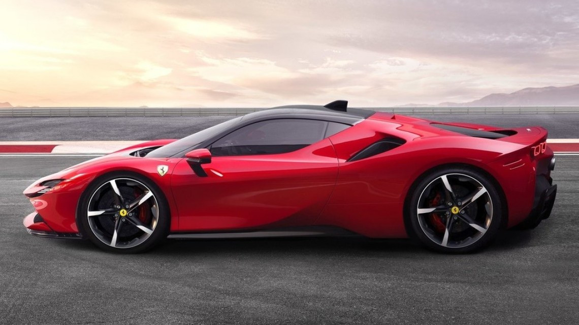 Ferrari presenta su primer auto hibrido enchufable