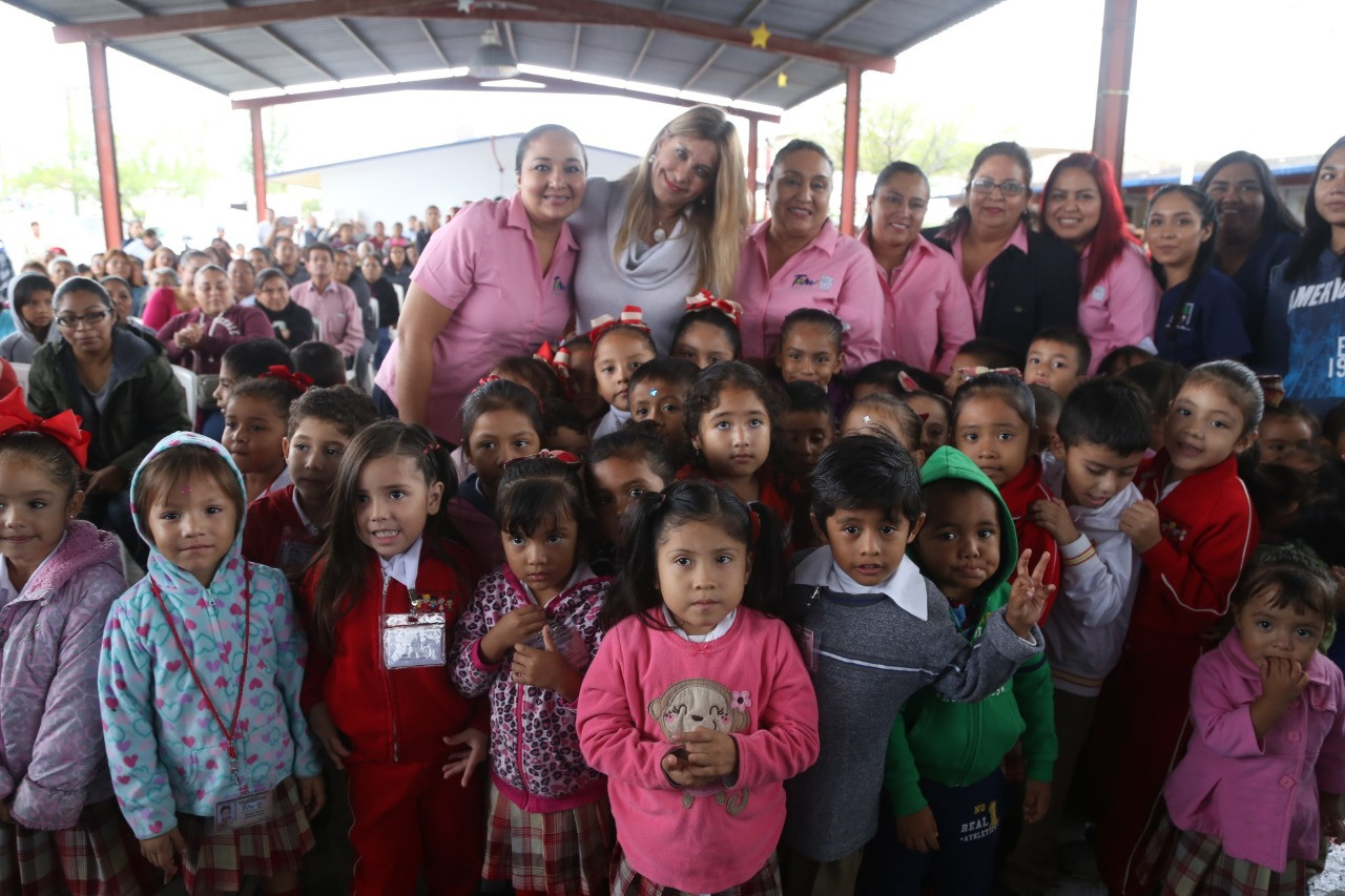 Dialoga Maki con habitantes de Las Delicias