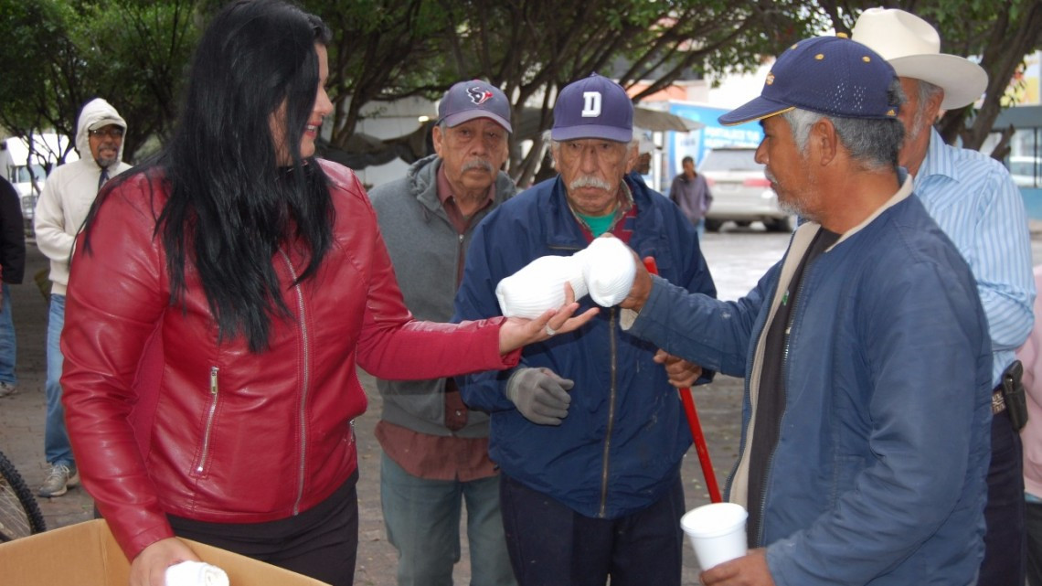 Dona DIF Río Bravo prendas de invierno