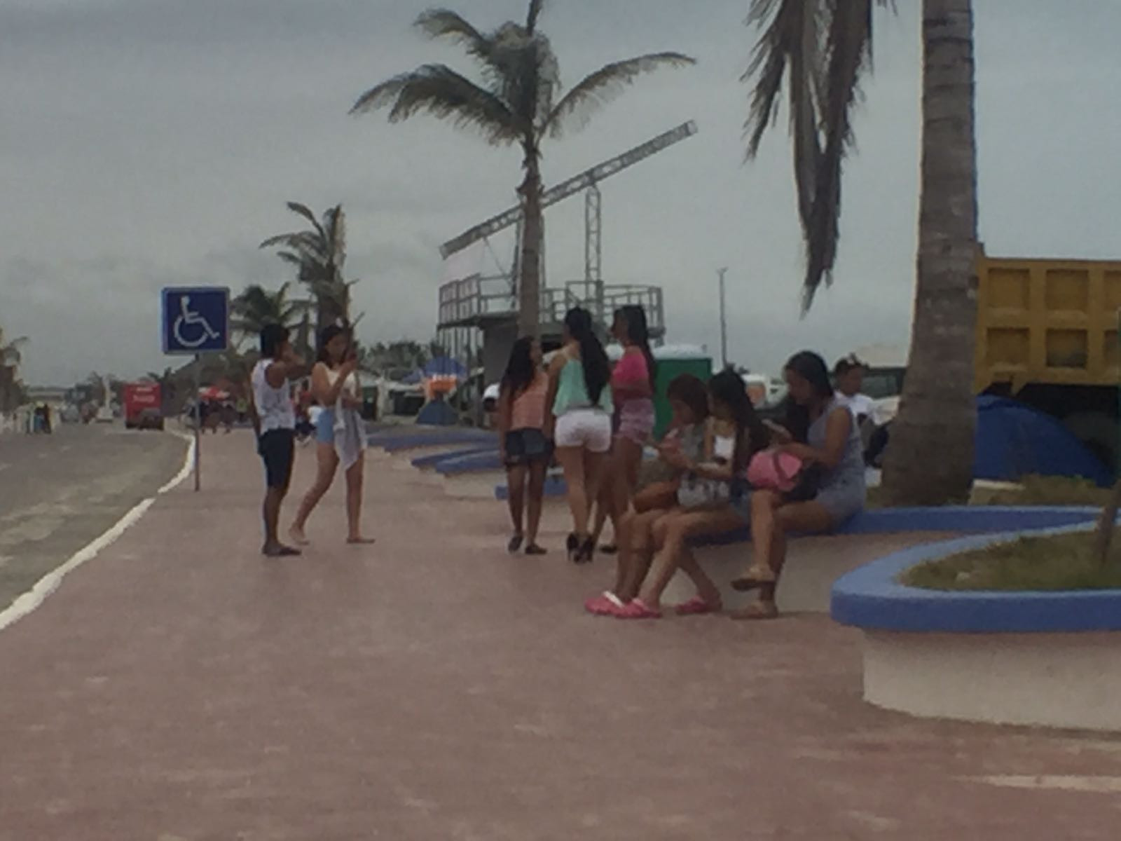 Llegan jóvenes al playazo en playa Miramar