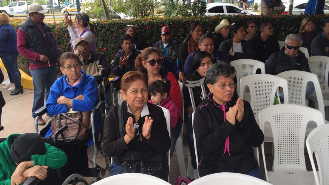 Entregan aparatos funcionales a personas con limitantes físicas