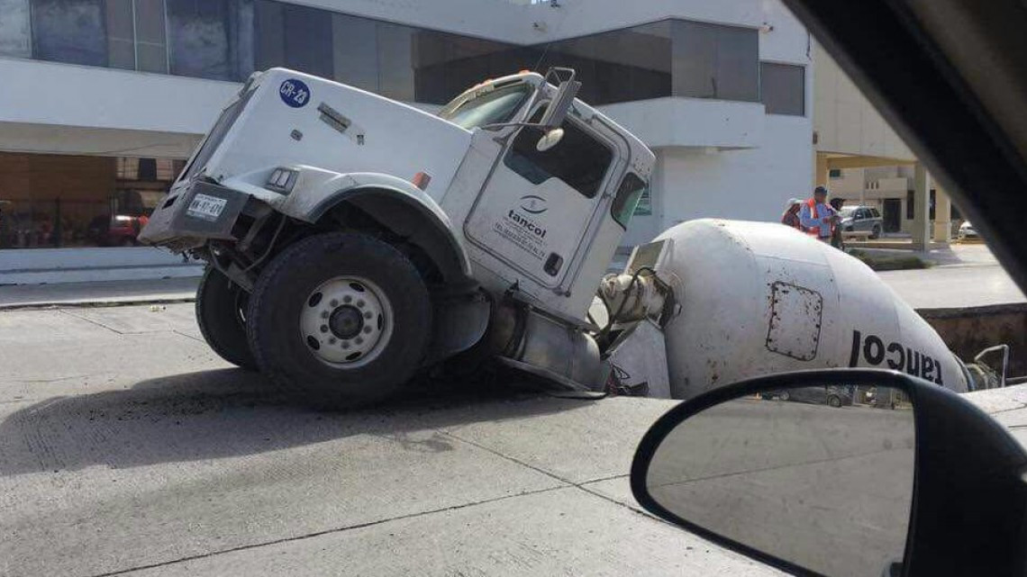 Cae camión en socavón en Sección Lomas
