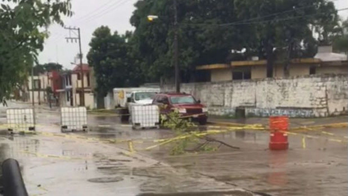 Se abre la tierra en Madero con un socavón