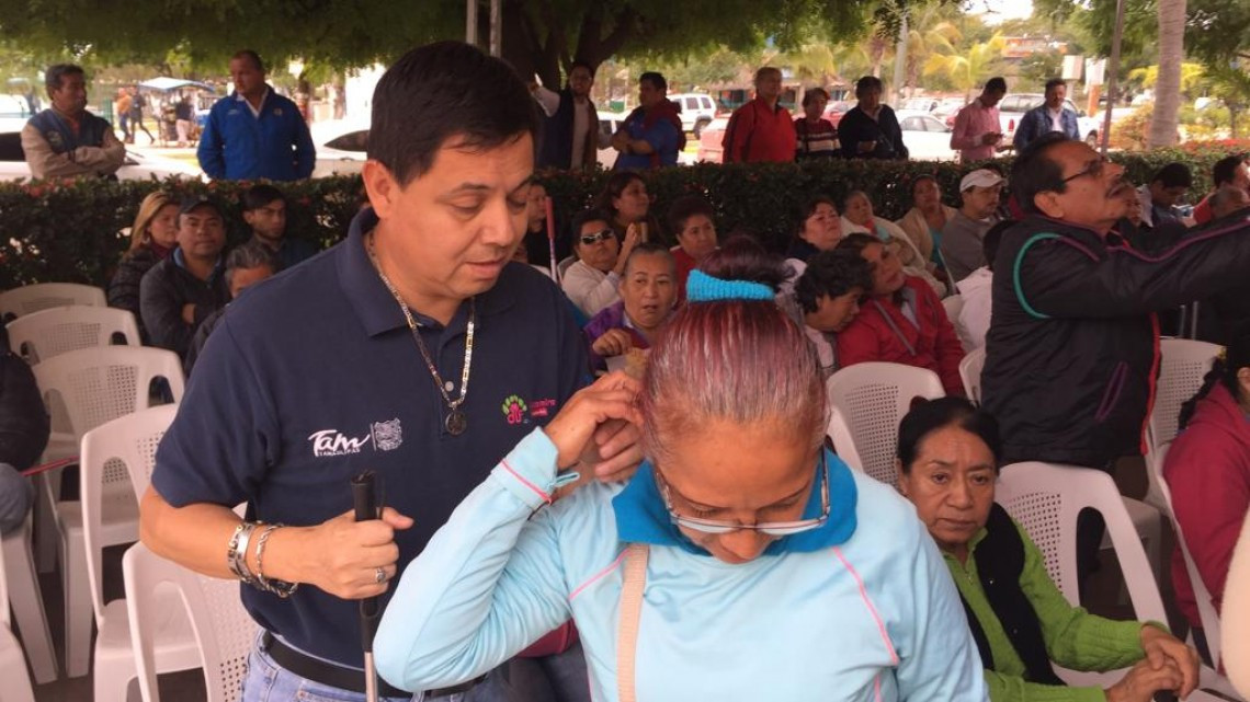 Entregan aparatos funcionales a personas con limitantes físicas