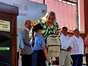 Adriana Lozano pone en marcha ciclo escolar en Matamoros