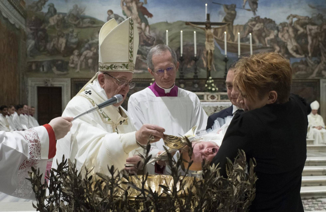 Pide el Papa a las madres dar el pecho “sin miedo” en público