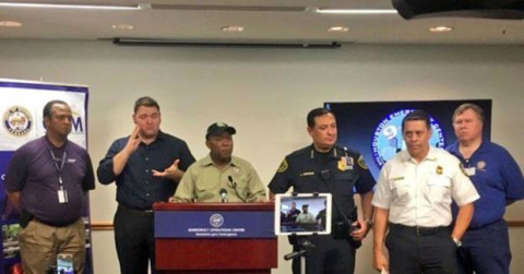 Declara alcalde Houston, toque de queda 