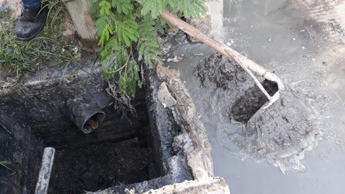 Comapa trabaja con equipo vactor