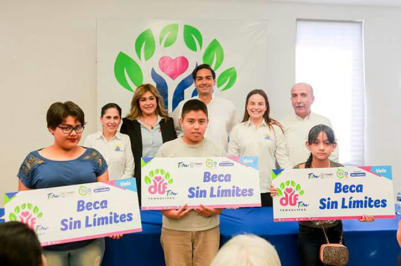 Entrega DIF becas a pequeños con capacidades diferentes
