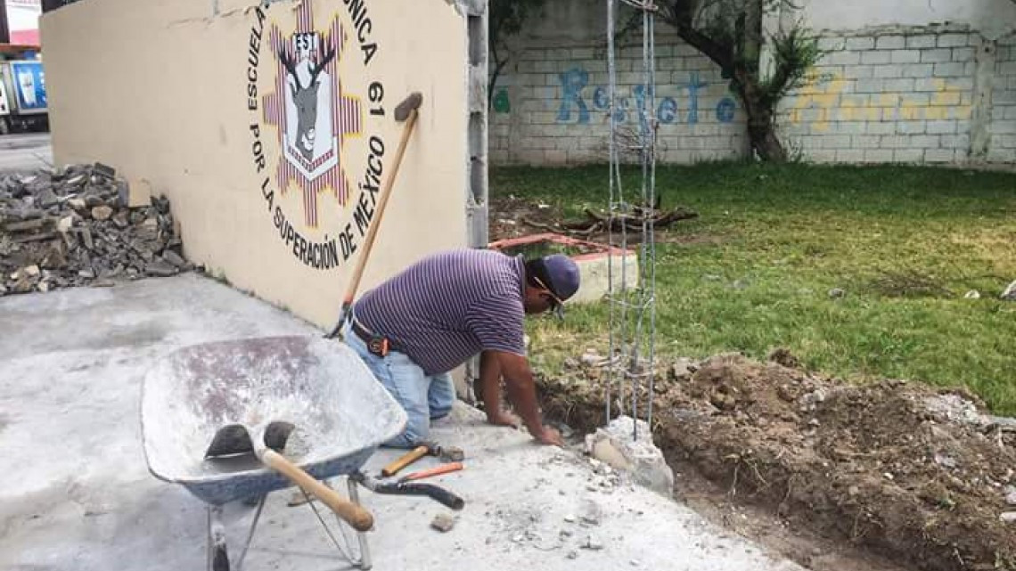 Trabajan en la construcción de una barda en la Secundaria Técnica 61