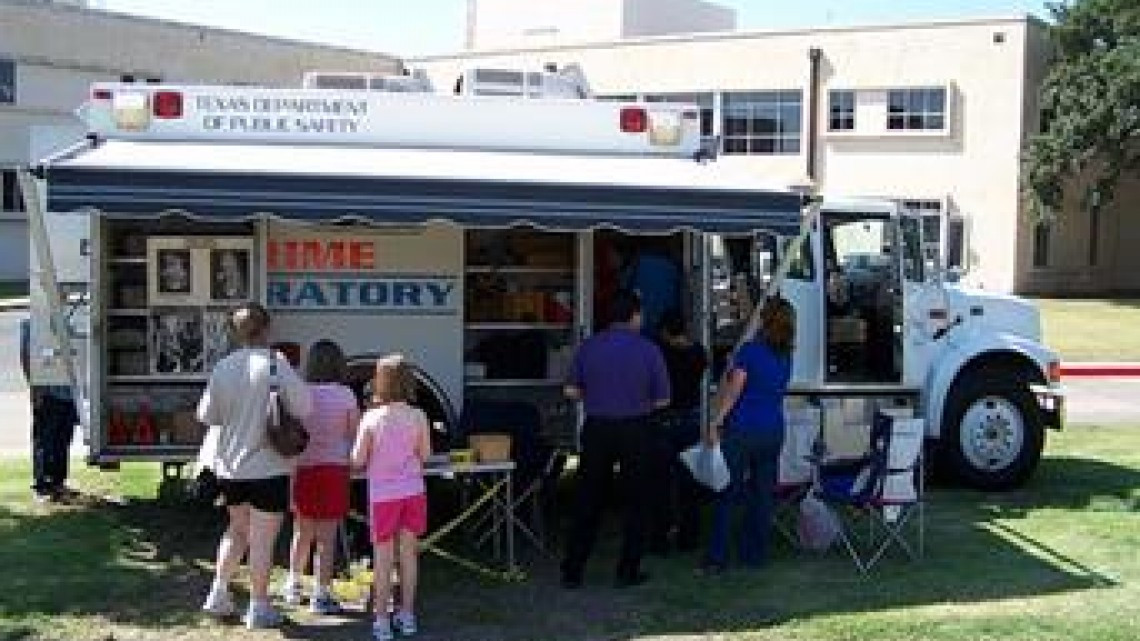 Invita DPS a Día del Museo en Austin