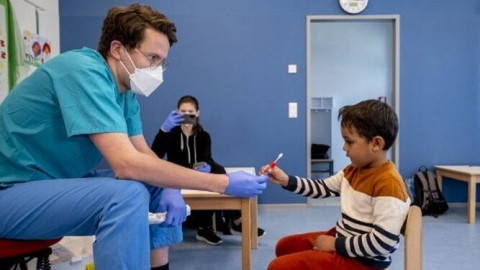 Austria implementa test para Covid-19 en forma de paletas para niños