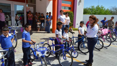 Entrega Rosy Corro bicicletas a estudiantes